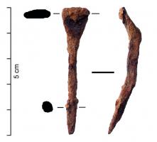 CIS-4037 - Ciseau à soie
fer
Outil composé d'une lame évasée (asymétrique ou symétrique) au tranchant évasé composé d'un seul biseau, monté sur une courte soie de section carré ou rectangulaire à la pointe effilée.