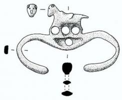 CLA-9011 - Clavendier
bronze
Clavendier comportant une barre percée de trois trous et surmontée d'une figurine de bovidé ; la barre se replie par-dessous pour former deux crochets repliés vers l'intérieur.