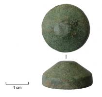 CLD-4004 - Clou décoratif
bronze, fer
Clou en bronze, coulé sur une tige de fer, avec une tête massive, plus ou moins tronconique et un sommet aplati. La base peut être ou non marquée par une bande verticale.