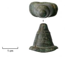 CLD-4006 - Clou décoratif
bronze, fer
Clou en bronze, coulé sur une tige de fer, avec une tête conique et à la base un rebord bien dégagé ; filets parallèles gravés au tour sur la partie conique.