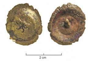 CLD-4072 - Clou décoratif
bronze
Clou en tôle, la face externe plate et lisse forme en profil un décrochement oblique avec un bord horizontal.