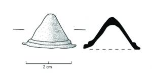 CLD-4083 - Tête de clou décoratif
bronze
Clou à tête tronconique, presque triangulaire, totalement creuse et à parois très fine dont la tige n’est toutefois pas conservée. La large base de cette de clou est marquée d'un fin bourrelet.