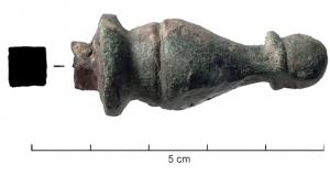 CLD-4111 - Clou décoratif
bronze, fer
Objet coulé sur une tige en fer de section carrée, présentant un profil général en balustre, terminé d'un côté par des moulures et de l'autre par un bouton arrondi.