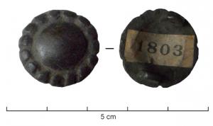 CLD-7001 - Clou décoratif
bronze
Applique ou cabochon en bronze coulé, en forme de bosse entourée d'un rebord plat ornée de larges bossettes; revers creux, avec au centre un relief qui peut correspondre à l'arrachement d'une tige pointue; il s'agirait alors d'un simple clou décoratif, destiné par exemple à un meuble.