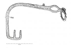 CLE-3008 - Clé 
fer
Clé massive à tige simple coudée à angle droit et panneton à dents contre-coudées en direction de la tige, présence d'un anneau de suspension.
