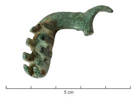 CLE-3011 - Clé à translation
bronze
Clé à translation, dont la tige de section ronde forme un angle droit mais arrondi, avant le panneton à dents latérales (sur une ou deux rangées); l'anneau de suspension, circulaire, peut être précédé de quelques moulures.