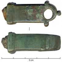 CLE-4022 - Clé à translation
bronze, fer
Clé à translation, à manche en bronze de section quadrangulaire massive ; le bas est mouluré et le sommet arrondi, percé de part en part et éventuellement muni de 3 appendices.