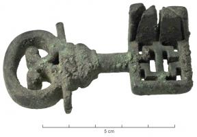 CLE-4053 - Clé à translation
bronze
Clé à translation, entièrement coulée, dont le manche se termine par une pelte ajourée surmontant une plaque rectangulaire ou des moulures transversales ; panneton avec ajours plus ou moins complexes et 4 dents perpendiculaires.