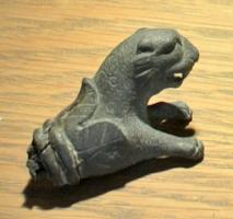 CLE-4054 - Clé à translation
bronze, fer
Clé en fer, à manche de bronze coulé en forme de protomé de panthère (ou lion, ou autre fauve) émergeant d'un fleuron, les pattes antérieures posées sur une barre transversale. Le pelage tacheté est indiqué par de petits cercles incisés.