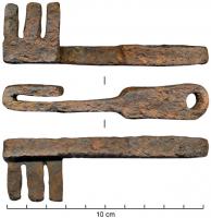 CLE-4065 - Clé à translation
fer
Clé à translation : la tige de section rectangulaire est repliée sur elle-même, amenant le panneton dans une position parallèle à cette tige, les dents dans un plan perpendiculaire au manche, lequel est percé d'un trou de suspension.