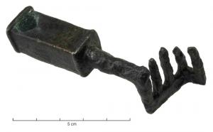 CLE-4067 - Clé à translation
bronze, fer
Clé à manche coulé sur la tige de fer; extrémité proximale de section quadrangulaire massive, séparée par quelques filets transversaux d'une extrémité percée transversalement.