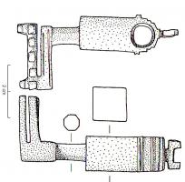 CLE-4068 - Clé à translation
bronze
Clé à translation en bronze ; le manche de section rectangulaire est percé d'un trou à l'extrémité ; le panneton est perpendiculaire au manche, mais se prolonge aussi vers le bas dans un plan perpendiculaire au précédent ; les découpes des dents sont adaptées au dispositif symétrique du pêne de la serrure.