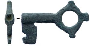 CLE-4071 - Clé à rotation
bronze
Clé à anneau circulaire parfois équipé d'un bouton terminal ou d'une balustre, voire de boutons sur les côtés, surmontant un canon creux mouluré ; panneton découpé avec dents.