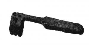 CLE-4090 - Clé à translation
fer
Clé en fer, à manche massif percé à son extrémité pour la suspension; le manche est nettement séparé de la tige, plus étroite, qui est prolongée par un panneton à dents, formant généralement deux angles droits.