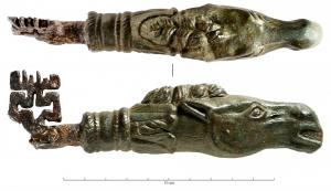 CLE-4111 - Clé rotative à manche zoomorphe
fer, bronze
Clé en fer à manche coulé en alliage cuivreux, figurant une tête de cheval (ou de mule, ou d'onagre) émergeant d'un fleuron; panneton à rotation, profondément encoché et ajouré.