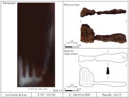 CLE-4114 - Clé à translation
fer
Clé à manche massif, extrémité à deux rampants percée d'un anneau; panneton à dents formant un angle droit.
