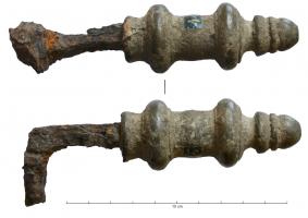 CLE-4118 - Clé à translation
fer, bronze
TPQ : 200 - TAQ : 300
Clé en fer, avec manche en bronze coulé sur la tige; le manche allongé est un cylindre interrompu par deux gros bourrelets, facilitant la préhension; extrémité en bouton mouluré allongé.