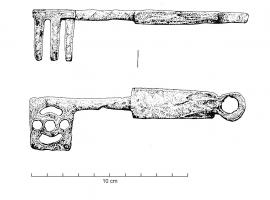 CLE-4136 - Clé à translation
fer
Clé à mouvement latéral, manche plat percé au sommet pour la suspension, tige prolongée par une platine en L, découpée d'ajours complexes avec dents rectangulaires et ouvertures circulaires ou allongées.