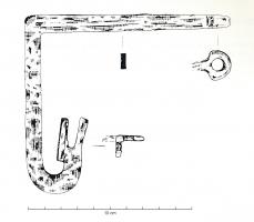CLE-4139 - Clé à translation
fer
Clé forgée avec anneau de suspension. La tige est d'abord coudée à angle droit, puis de nouveau recourbée pour former un panneton à deux ou trois dents orientées vers l'anneau.