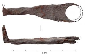 CLE-4174 - Clé à translation
fer
Clé à translation, à panneton dont les dents sont déportées sur le côté (type indéterminé : objets mal conservés).