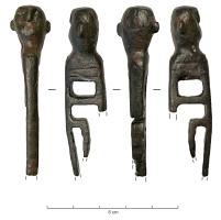 CLE-4195 - Clé anthropomorphe
bronze
Clé à platine percée d'ajours géométriques, avec une poignée courte en forme de tête humaine stylisée.