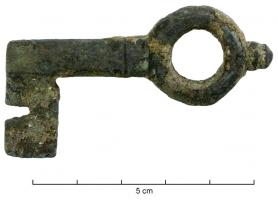 CLE-5007 - Clé à rotation pour cadenasbronzeTPQ : 450 - TAQ : 600Petite clé à tige creuse, panneton latéral à mouvement rotatif (découpes généralement simples et peu nombreuses); l'anneau est prolongé par un ergot axial, généralement mouluré.
