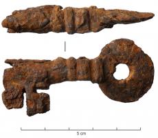 CLE-9031 - Clé à rotationferTPQ : 1250 - TAQ : 1400Clé à tige forée, de section ronde mais devenant ensuite carrée et ornée de fortes moulures au contact  de l'anneau, qui est plat, fermé et orné d'incisions ; panneton perpendiculaire échancré; anneau circulaire fermé.