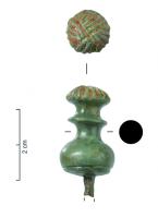 CLH-3030 - Décor émaillé
bronze, fer
Décor comportant un corps en bronze en balustre avec plusieurs moulures superposées, monté sur une tige en fer. Le sommet est strié pour recevoir un revêtement d'émail rouge (plusieurs variantes dans l'arrangement de ces stries).