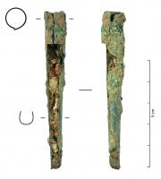 CLM-4004 - Calame composite
bronze, bois
Pointe de calame en tôle repliée, dotée d'une douille suivie d'une gouttière en U dont la largeur va en s'amenuisant jusqu'à l'extrémité. Celle-ci peut être fendue pour faciliter le stockage et l'écoulement de l'encre, mais ce traitement n'est pas systématique. La surface peut être étamée.