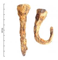 CLO-9002 - Clou à collet confondu
fer
Clou massif à tête homme, passant progressivement de la tête quadrangulaire, à une tige de section quadrangulaire.