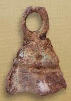 CLT-4010 - Clochette
bronze
Clochette conique, dont le profil rectiligne est interrompu près de la base par un décrochement.