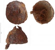 CLT-5001 - Cloche
fer
Cloche hémisphérique, forgée d'un seul tenant, avec une anse pour la suspension et un battant en fer dépassant largement le bord inférieur ; diamètre de l'ordre de 10cm.