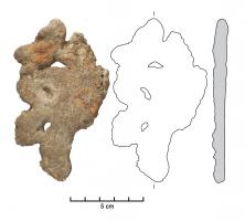 CLU-4002 - Coulure de plomb
plomb
Coulure de métal pur ou alliage, tombée sur un sol terreux à l'état liquide, sans forme particulière.