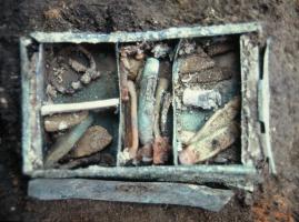 CLY-4001 - Collyre
collyre
Préparation médicinale, sous la forme d'une pâte qu'on écrasait généralement à l'aide d'un cachet inscrit, précisant la destination du médicament.