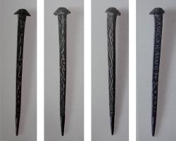 CMA-4001 - Clou magique
bronze
Clou dont les faces sont couvertes de signes cabalistiques : inscriptions en grec, en hébreu et en charakteres.