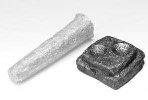 CMN-3006 - Coin monétaire dormant
fer, bronze
Masse épaisse en fer, peu élevée et de forme plus ou moins carrée, à bords verticaux, creusée sur sa partie supérieure d'une ou plusieurs empreintes monétaires en négatif (coin monétaire gravé en creux).