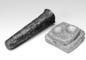 CMN-3007 - Coin monétaire mobile
fer
Masse épaisse en fer, de forme cylindrique, généralement élargie à l'emplacement où frappe le marteau. L'extrémité opposée est gravée d'une empreinte monétaire en creux.