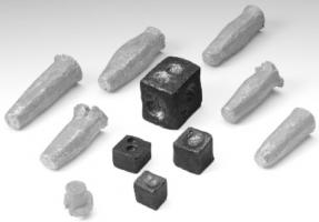 CMN-3009 - Coin monétaire dormant
fer, bronze
Masse cubique, en fer, à bords verticaux, creusée sur une ou plusieurs faces d'une ou plusieurs empreintes monétaires en négatif (coin monétaire gravé en creux).