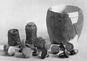 CMN-4010 - Coin monétaire claviforme
bronze, fer
Coin constitué d'une matrice en bronze insérée dans une enveloppe de fer, en forme de manchon allongé, légèrement aplati à la base pour assurer une assise stable. le profil du coin a la forme d'un clou.