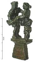 CNF-4003 - Canif : scène érotique
bronze, fer
Canif à lame pliante, dont le manche est remplacé par un groupe érotique sur un socle rectangulaire à base évasée et moulurée. L'homme habillé, la tête couverte d'un cucullus, maintient devant lui une femme aux jambes écartées, également habillée, assise sur les épaules d'un serviteur agenouillé.