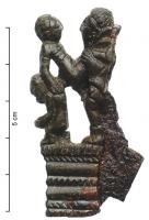 CNF-4004 - Canif : scène érotique
bronze, fer
TPQ : 100 - TAQ : 300
Canif à lame pliante, dont le manche est remplacé par un groupe érotique sur une base  moulurée. L'homme debout, tête nue, les vêtements indiqués sommairement par quelques incisions, maintient devant lui une femme aux jambes écartées, également habillée, assise sur les épaules d'un serviteur agenouillé.