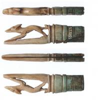 CNF-4010 - Canif : chien courant
os, bronze, fer
Canif en os dont le manche reproduit un chien (genre lévrier) courant ; la figurine très ajourée est précédée d'une partie plus massive et moulurée, prolongée par la virole en bronze qui protège l'articulation de la lame de fer.