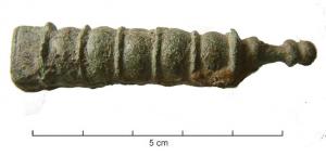 CNF-4015 - Couteau pliant
bronze, fer
TPQ : 1 - TAQ : 400
Couteau pliant à lame en fer ; manche cylindrique en bronze, orné de côtes parallèles et à extrémité en bouton mouluré ; le manche est fendu sur toute sa longueur pour recevoir la lame articulée autour d'un rivet de fer.