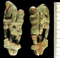 CNF-4020 - Canif : lutteurs
bronze, fer
Canif au manche formé d'un groupe de deux lutteurs (Hercule et Antée ?) s'étreignant avec force; fente dans le dos pour l'insertion de la lame en position repliée.