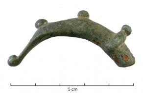 CNF-4021 - Canif
bronze, fer
Canif à lame pliante; le manche, inhabituelement courbe, a la forme d'une sorte de crosse en arc de cercle, pourvue de boutons à intervalles réguliers.