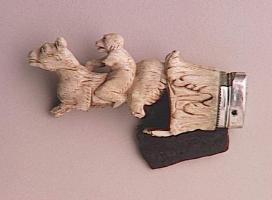 CNF-4025 - Canif : singe sur panthère
fer, ivoire, argent
Canif dont le manche figure, émergeant d'un fleuron d'acanthes, une panthère chevauchée par un singe.
