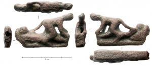 CNF-4031 - Canif : scène érotique
bronze, fer
TPQ : 100 - TAQ : 300
Canif à lame pliante, dont le manche figure une scène érotique. L'homme, couché sur le dos, guide de la main gauche une femme qui s'installe sur lui, en lui tournant le dos.