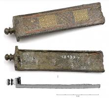 CNF-4032 - Canif à manche émaillé
bronze, fer
TPQ : 200 - TAQ : 300
Objet bimétallique, à manche allongé, creusé d'une ou deux loges rectangulaires émaillées avec des inclusions et millefiori;  bouton mouluré à l'extrémité.