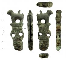 CNF-4034 - Canif : chien sur socle
bronze, fer
Canif dont le manche figure un petit chien debout sur un socle orné de moulures, avec deux excroissances percées à mi-hauteur.