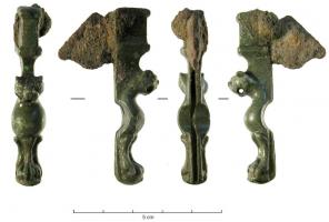 CNF-4037 - Canif : pied de meuble (trapezophoron) : panthère
bronze
Canif en os dont le manche reproduit un pied de meuble en forme de protomé de panthère ou de lion, prolongé sur le sol par une patte de fauve griffue, et surmonté d'un socle qui assure la liaison avec le meuble (guéridon ou autre).